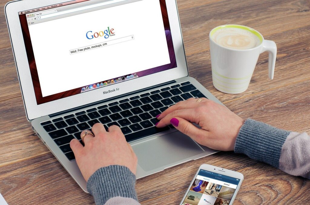 Kobieta wyszukuje w wyszukiwarce Google